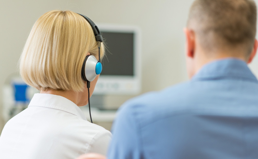 frau macht einen hoertest-hno21