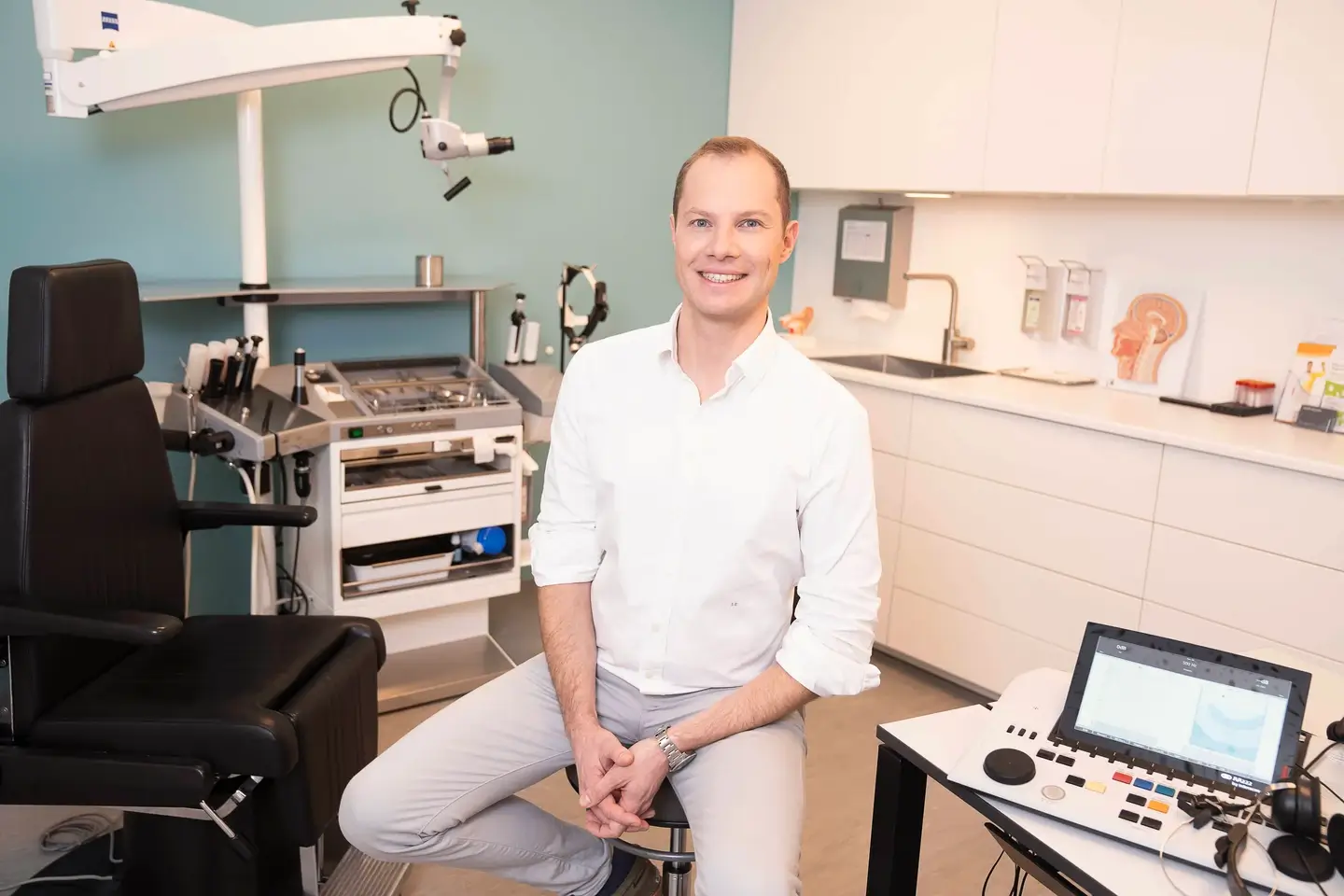 dr stefan edlinger sitzt in seiner ordination 1-hno21