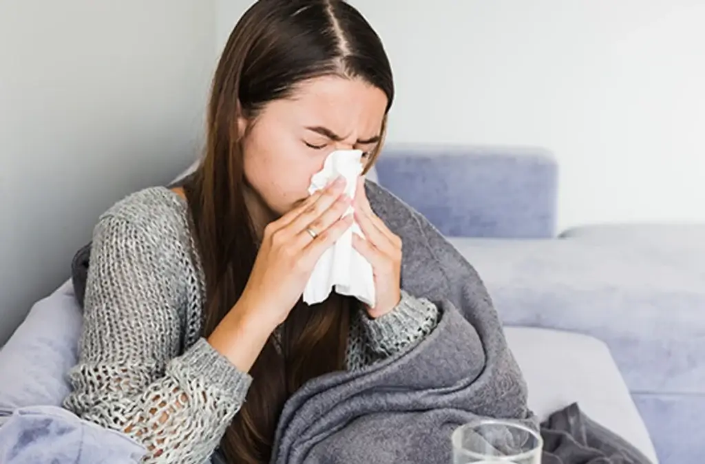 frau mit schnupfen und taschentuch-hno21
