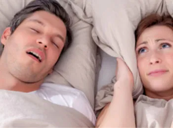 frau frustriert weil partner schnarcht thumbnail-hno21